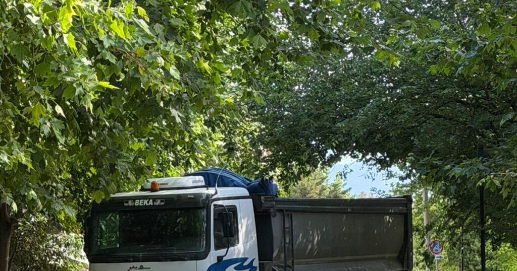 Liqeni i Thatë nën presionin e ndërtimeve, banorët denoncojnë pluhur, zhurmë dhe bllokim nga mjetet e rënda