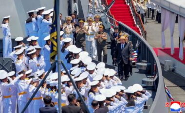 Kim Jong Un njofton avancimin e marinës së Koresë së Veriut me armë bërthamore dhe anije luftarake 10 mijë tonëshe