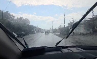 Shiu i rrëmbyeshëm godet Elbasanin, krijohen vështirësi të përkohshme në qarkullim