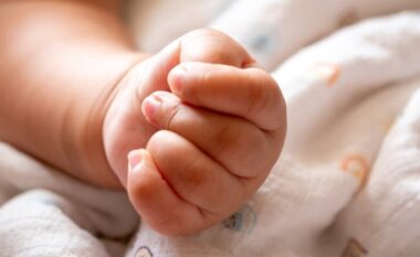 Hetimi më i madh në Britani: mbi 500 nëna dhe foshnje humbën jetën ose u dëmtuan nga dështimet në maternitetet e NHS