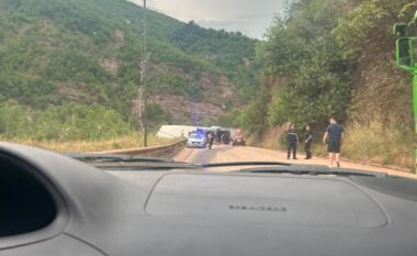 Kamion i përmbysur në Librazhd, trafiku u ndërpre për më shumë se një orë