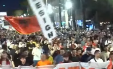 Protestuesit dalin në marshim nëpër Tiranë pas përfundimit të fjalimeve