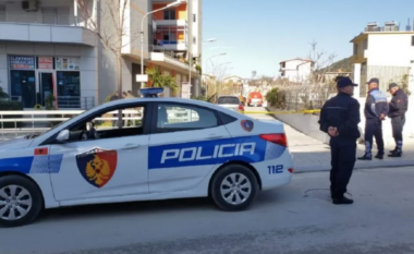 Tragjedi në Kavajë, 74-vjeçari vdes pasi dyshohet se u qëllua me thikë nga vëllai