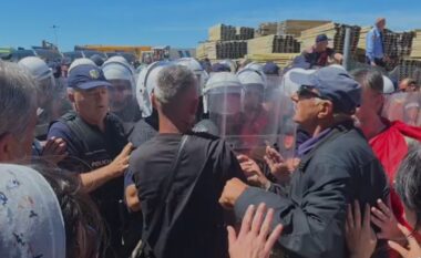 VIDEO/ Protesta kundër resortit në Rrjoll, banorët “çajnë” rrethimin dhe futen në kantier