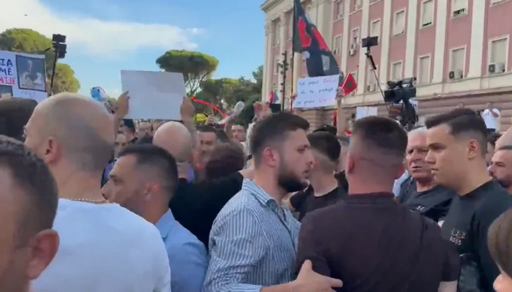 Tension në tubimin para Kryeministrisë, protestuesit përplasen me anëtarë të FRPD: Opozitë e shitur