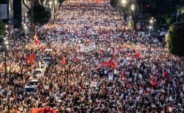 Revolta për largimin e Ramës në vëmendjen e mediave ndërkombëtare, “The Guardian” publikon foto nga protesta: Mijëra qytetarë në ditën e 11-të të demonstratave në Tiranë