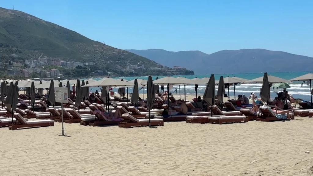 Turizmi, pasiguri nga protestat/ Operatorët turistikë në Vlorë raportojnë anulime rezervimesh: Dëmton ekonominë